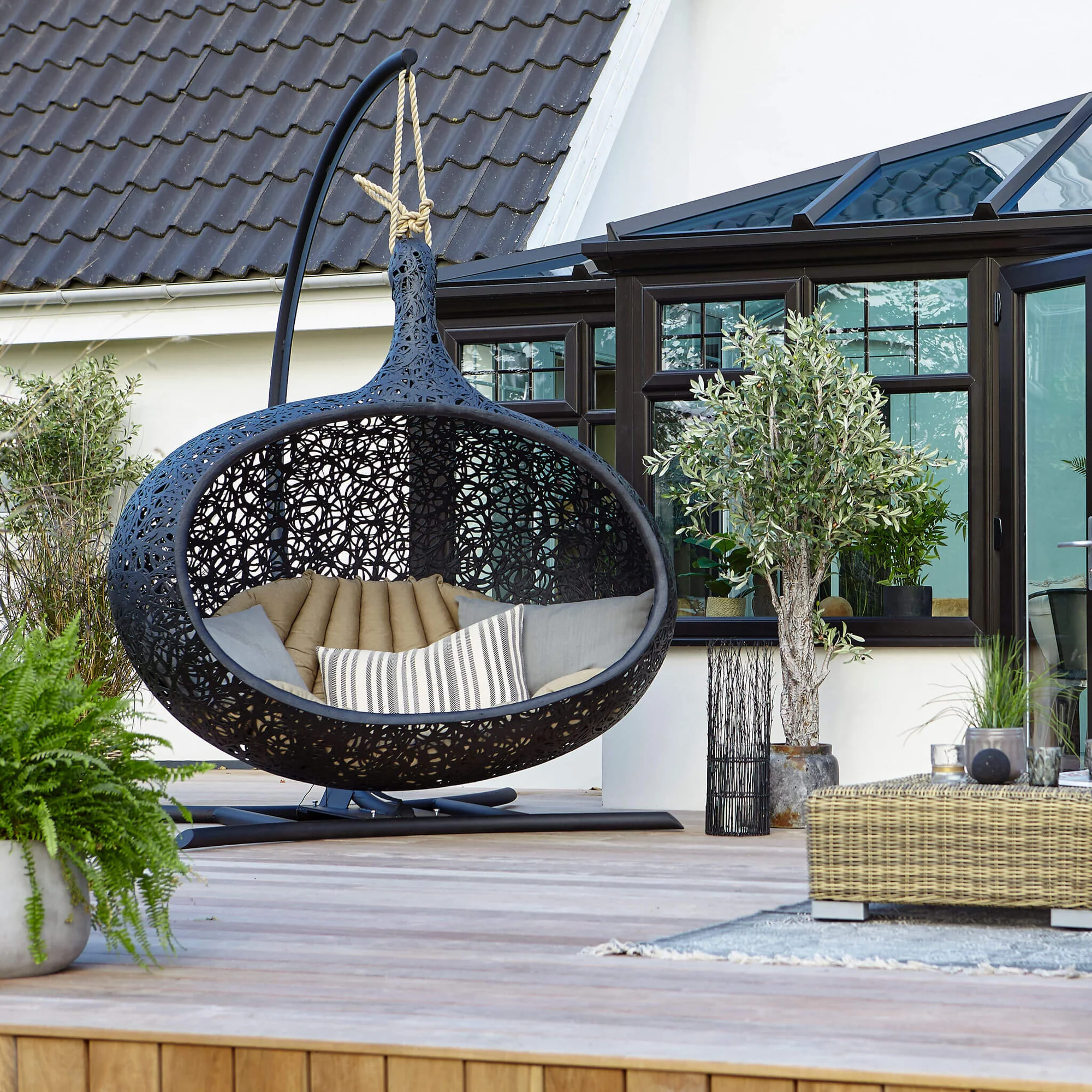 unknown_bios_hide_black_lounge