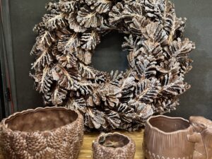 Couronne de pin neige blanche pailletée